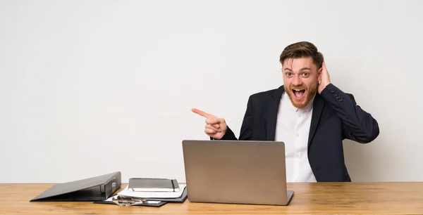 Zakenman Een Kantoor Verrast Wijzend Vinger Aan Zijkant — Stockfoto