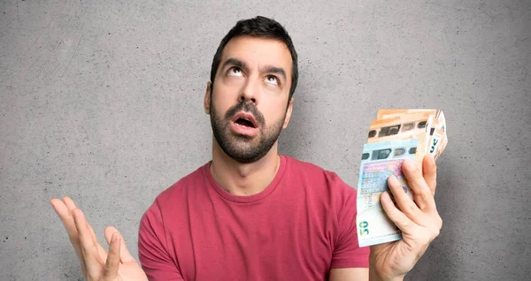 Hombre Tomando Montón Dinero Frustrado Por Una Mala Situación Sobre — Foto de Stock