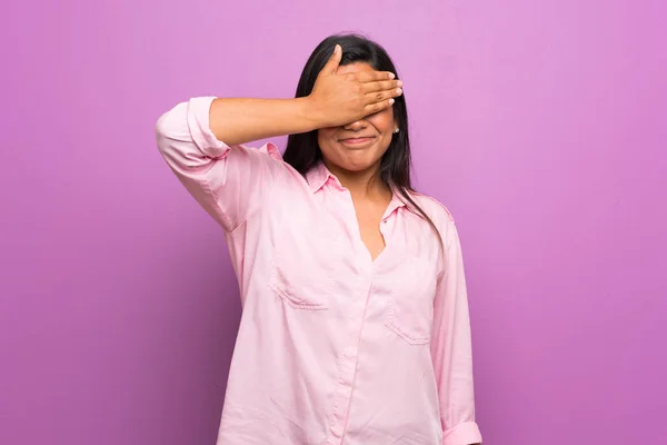 Молода Колумбійська Дівчина Над Фіолетовою Стіною Закриває Очі Руками Хочу — стокове фото