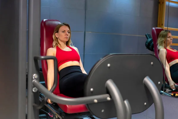 Mujer Joven Haciendo Ejercicio Gimnasio —  Fotos de Stock