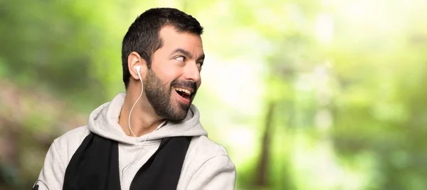 Deportivo Mirando Por Encima Del Hombro Con Una Sonrisa Parque — Foto de Stock