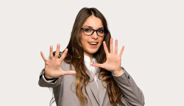 Business Woman Een Beetje Nerveus Bang Stretching Handen Aan Voorkant — Stockfoto