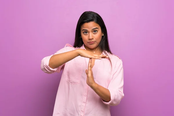 Young Colombian Girl Purple Wall Making Time Out Gesture — ストック写真