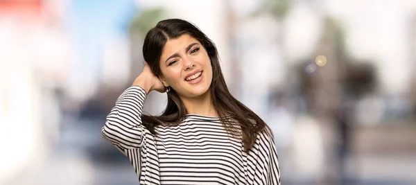 Adolescente Chica Con Camisa Rayas Que Tiene Dudas Aire Libre — Foto de Stock