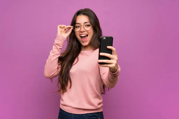 Teenager Mädchen Über Lila Wand Macht Ein Selfie — Stockfoto