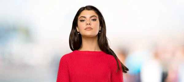 屋外で赤いセーターの肖像画を持つティーンエイジャーの女の子 — ストック写真