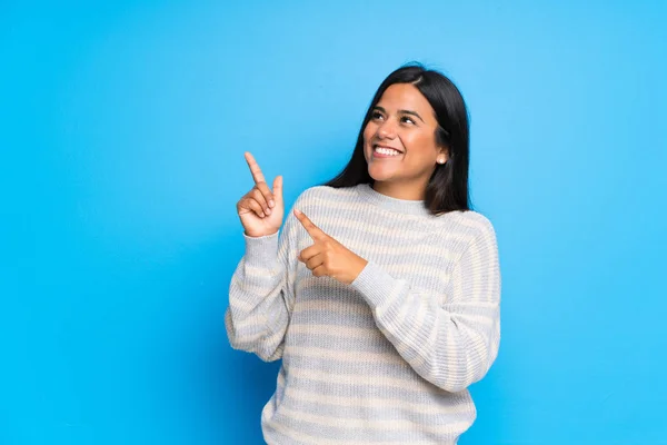 Junge Kolumbianische Mädchen Mit Pullover Der Mit Dem Zeigefinger Zeigt — Stockfoto