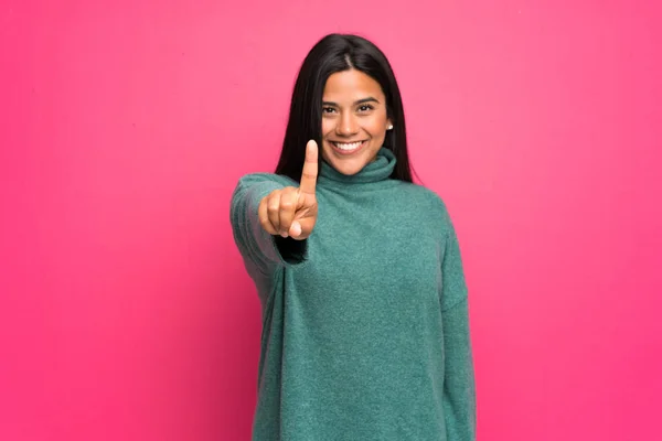 Giovane Ragazza Colombiana Con Maglione Verde Che Mostra Solleva Dito — Foto Stock