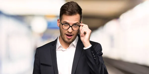 Schöner Geschäftsmann Mit Brille Und Überrascht Drinnen — Stockfoto