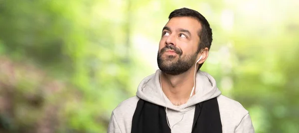 Hombre Deporte Mirando Hacia Arriba Con Cara Seria Parque —  Fotos de Stock