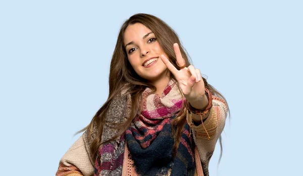 Jeune Femme Hippie Souriant Montrant Signe Victoire Sur Fond Bleu — Photo