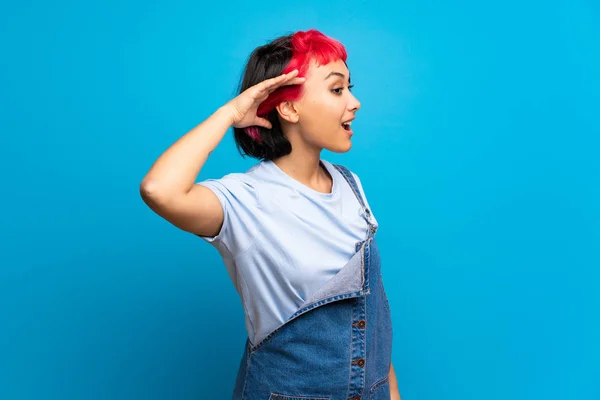 Mujer Joven Con Pelo Rosa Sobre Pared Azul Escuchando Algo — Foto de Stock