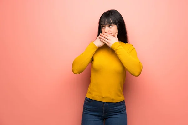 Vrouw Met Gele Trui Roze Muurbekleding Mond Kijken Naar Zijkant — Stockfoto