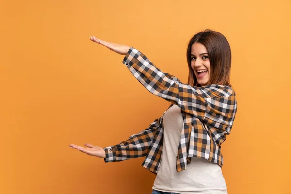 Jovem Mulher Sobre Parede Marrom Segurando Copyspace Para Inserir Anúncio — Fotografia de Stock