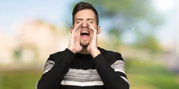Handsome Man Shouting Announcing Something Outdoors — Stock Photo, Image