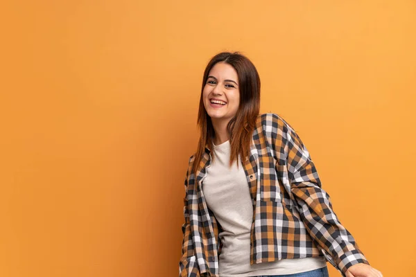 Jovem Mulher Sobre Parede Marrom Sorrindo — Fotografia de Stock