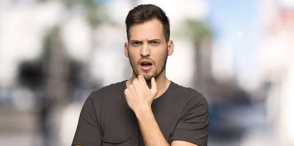 Hombre Con Camisa Negra Sorprendido Sorprendido Mientras Mira Aire Libre —  Fotos de Stock