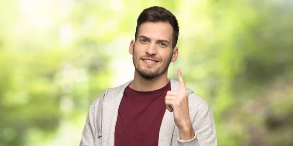 Homem Com Camisola Mostrando Levantando Dedo Sinal Melhor Parque — Fotografia de Stock