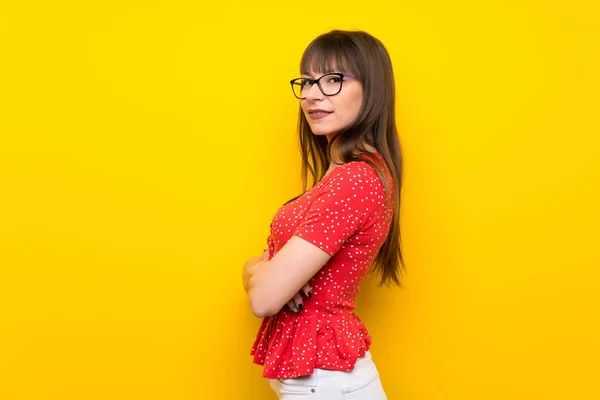 Jonge Vrouw Gele Muur Met Gekruiste Armen Verheugen — Stockfoto