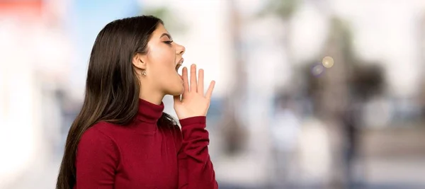 Teenager Girl Turtleneck Shouting Mouth Wide Open Lateral Outdoors — Stock Photo, Image