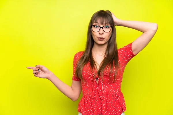 Mujer Joven Sobre Pared Verde Señalando Dedo Hacia Lado Presentando —  Fotos de Stock