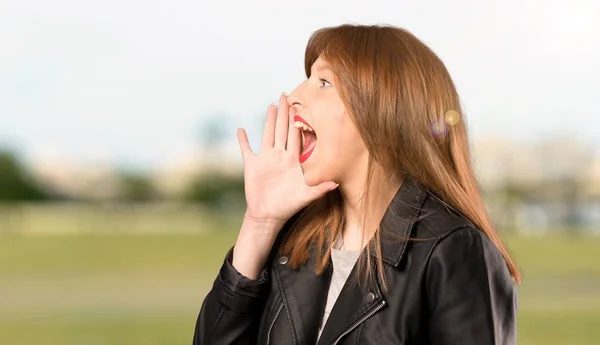 Jonge Redhead Vrouw Schreeuwen Met Mond Wijd Open Voor Laterale — Stockfoto