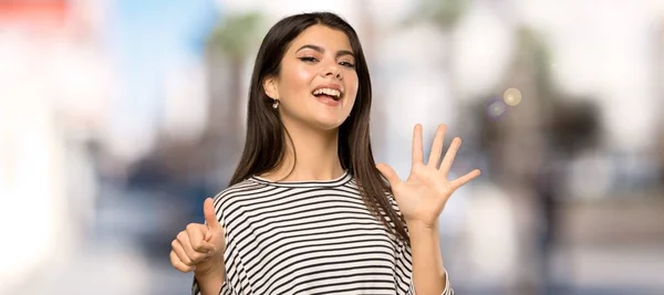 Tiener Meisje Met Gestreept Shirt Tellen Zes Met Vingers Openlucht — Stockfoto