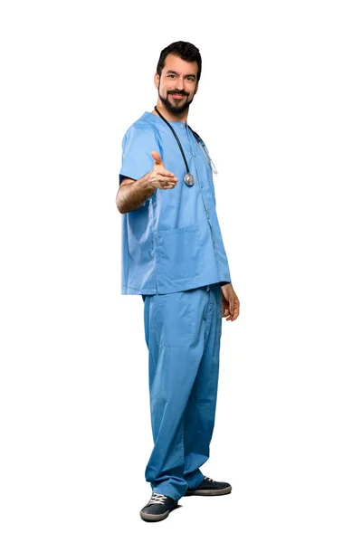 隔離された白い背景の上のよい取り引きを閉めるために手を振っている外科医の医者の男性の完全な長さの打撃 — ストック写真