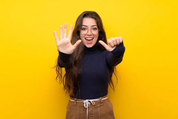 Tiener Meisje Geïsoleerde Gele Muur Tellen Zes Met Vingers — Stockfoto