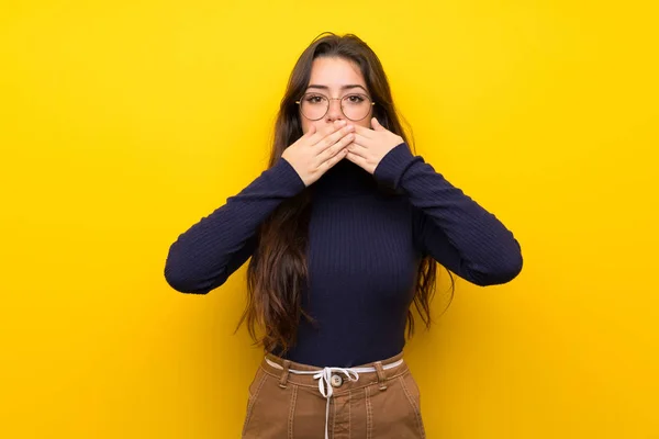 Menina Adolescente Sobre Parede Amarela Isolada Cobrindo Boca Com Mãos — Fotografia de Stock