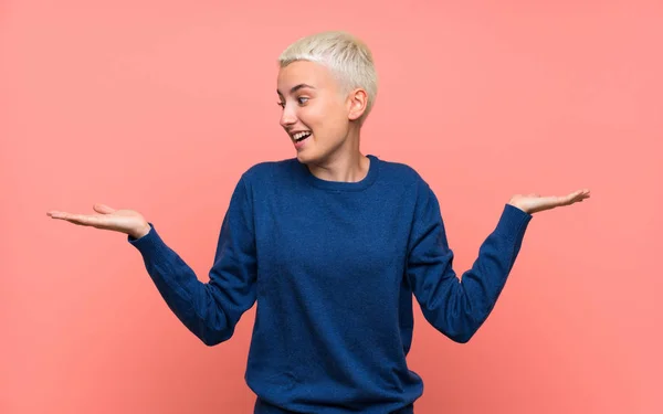 Adolescente Chica Con Pelo Corto Blanco Sobre Pared Rosa Celebración —  Fotos de Stock