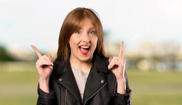 Jonge Redhead Vrouw Wijzend Met Wijsvinger Een Geweldig Idee Buitenshuis — Stockfoto