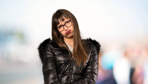 Vrouw Met Een Bril Met Een Trieste Depressieve Expressie Openlucht — Stockfoto