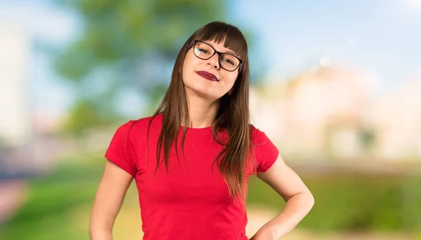 Mulher Com Óculos Com Óculos Sorrindo Livre — Fotografia de Stock