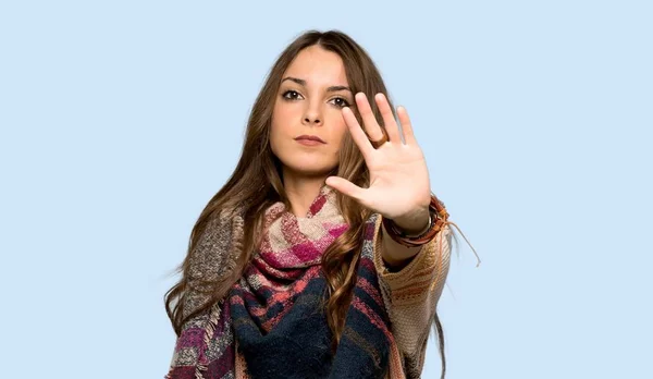 Joven Hippie Mujer Haciendo Stop Gesture Negando Una Situación Que —  Fotos de Stock