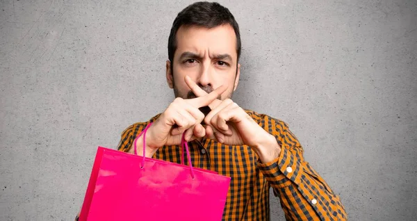 Homem Com Sacos Compras Mostrando Sinal Gesto Silêncio Sobre Parede — Fotografia de Stock