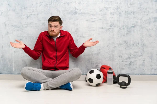 Redhead spor adam el kaldırırken şüpheleri olan