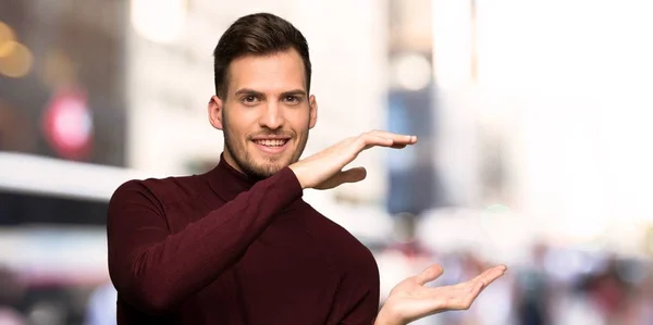 Homem Com Camisola Gola Alta Segurando Copyspace Para Inserir Anúncio — Fotografia de Stock