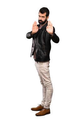 Yakışıklı adam sakal yapma dur hareketi ile ve izole beyaz arka plan üzerinde hayal kırıklığına