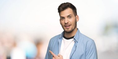 Yakışıklı adam şaşırmış ve işaret parmak açık havada de tarafından için