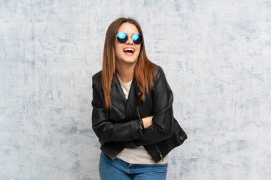 Dokulu duvar gülüyor üzerinde genç kadın