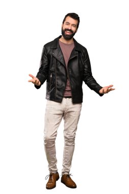 İzole beyaz arka plan üzerinde gülümseyen sakallı yakışıklı adam