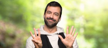 Spor adam bir parkta parmaklarla sekiz sayma