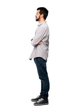 İzole beyaz arka planda lateral pozisyonda sakal ile yakışıklı adam tam uzunlukta çekim