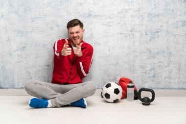 Redhead spor adam ön işaret ve gülümseyen