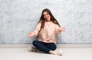 Genç öğrenci kız bir tablo gülümseyen okuyor