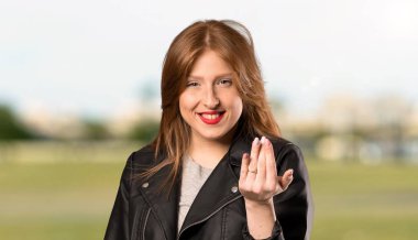 El ile gelmek için davet genç Kızıl saçlı kadın. Açık havada geldiğiniz için mutlu