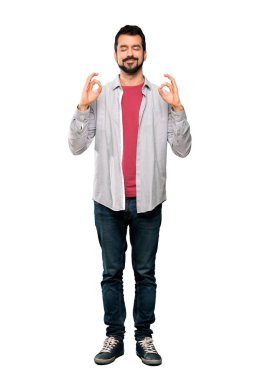 Zen sakallı yakışıklı adam tam uzunlukta atış izole beyaz arka plan üzerinde poz