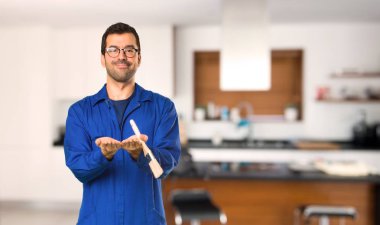 Evde bir reklam eklemek için palmiye üzerinde boşaltmak hayali tutan ressam adam