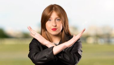 Genç Redhead kadın açık havada hiçbir jest yapma